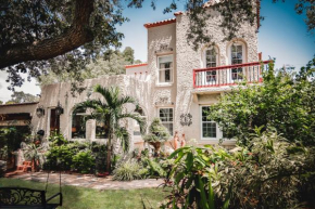 Large 4b home - parking, close to beach & downtown